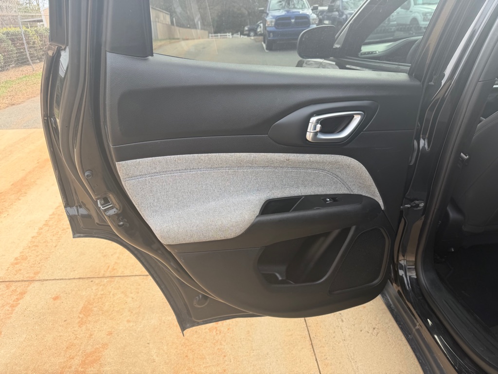 Photo 8 of this JEEP COMPASS