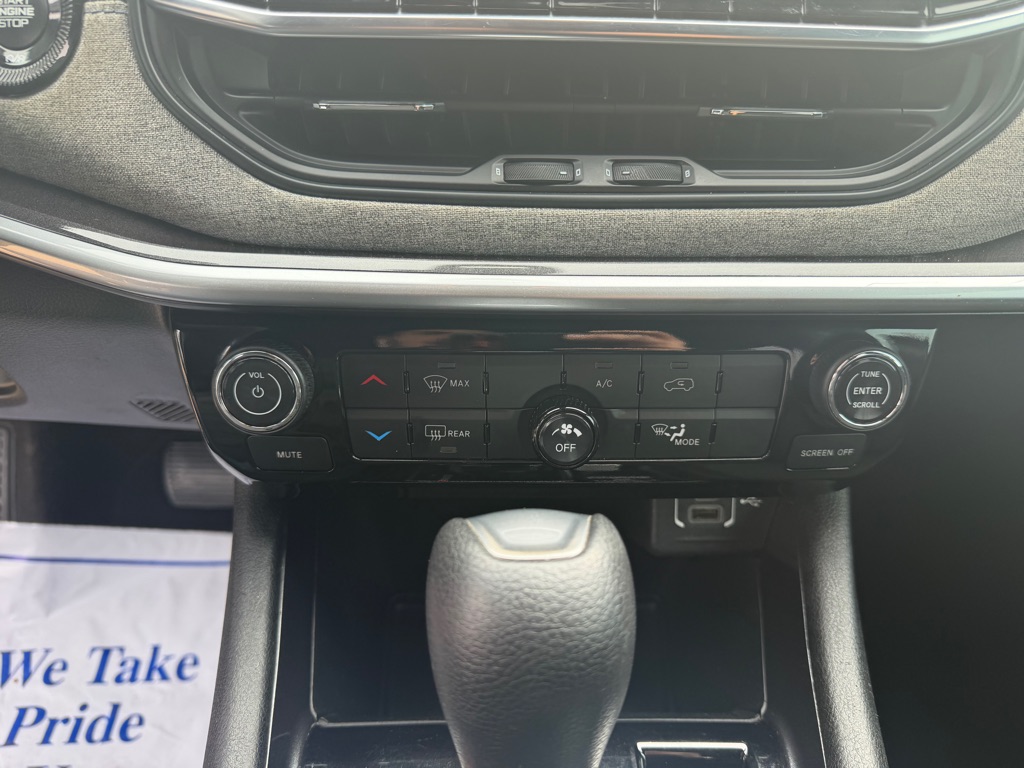 Photo 17 of this JEEP COMPASS