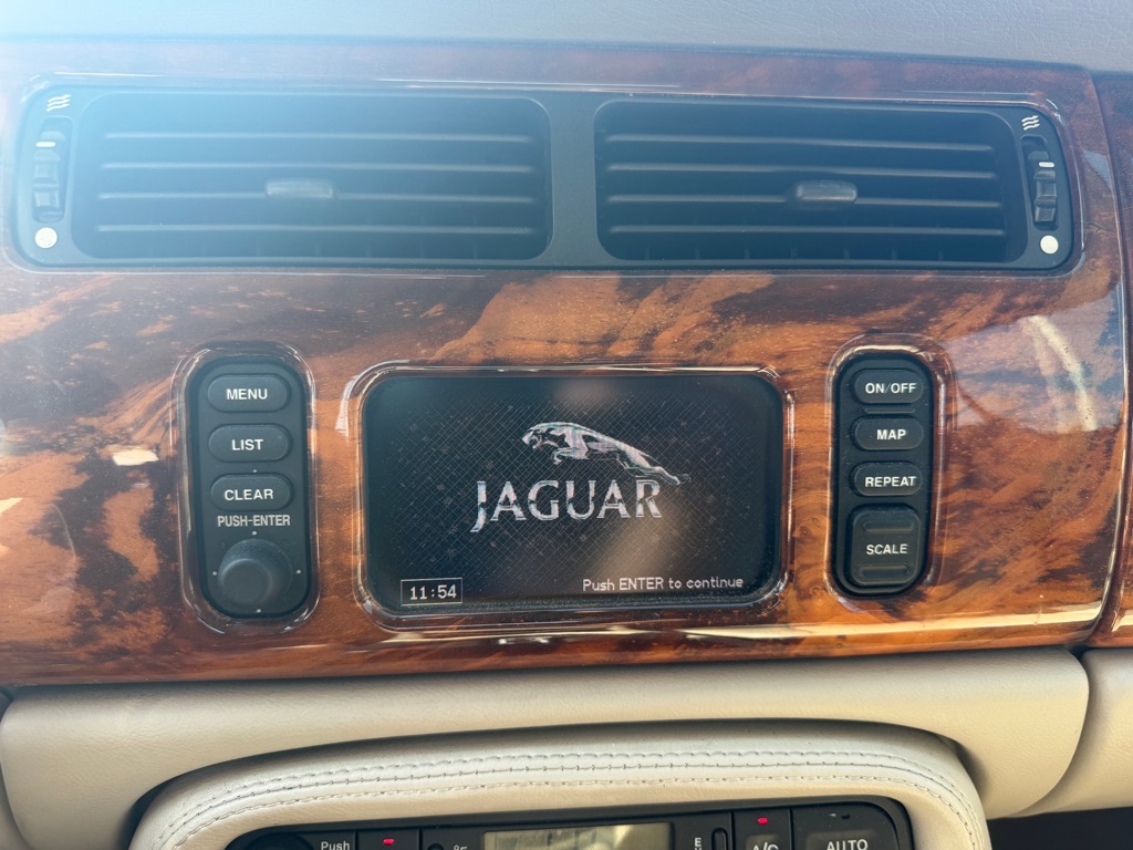 Photo 13 of this JAGUAR XK8