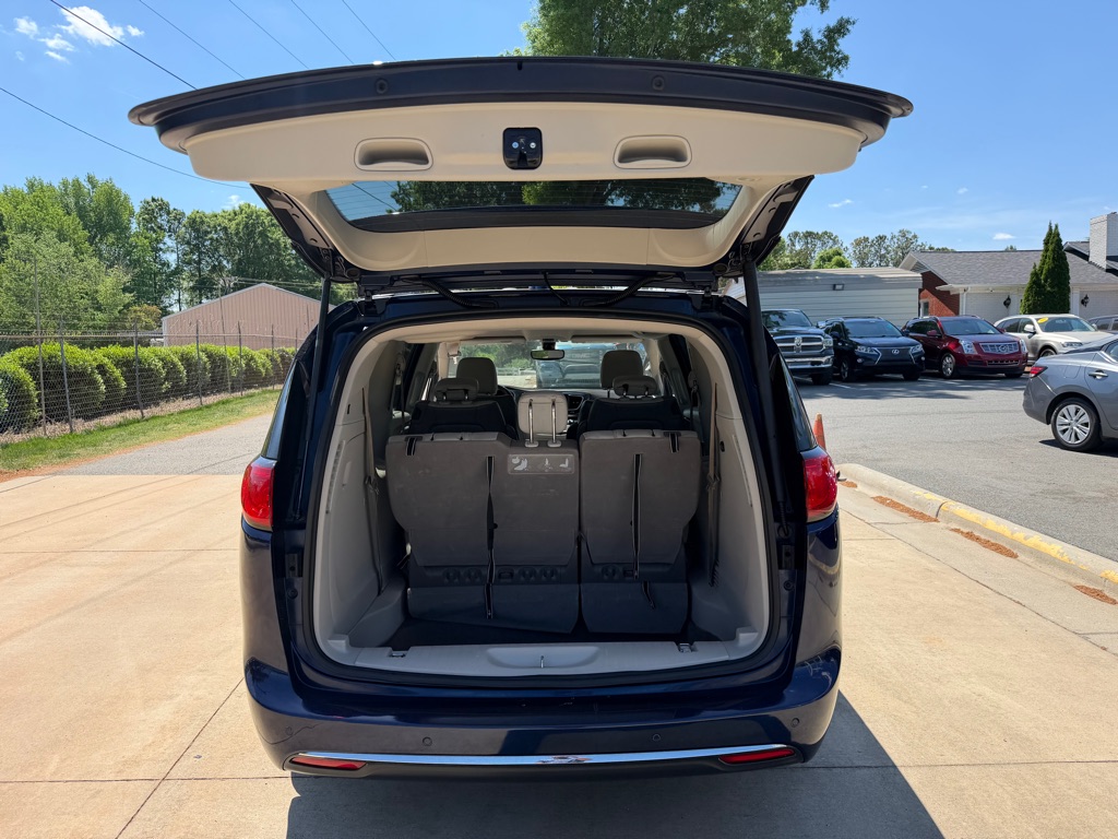 Photo 7 of this CHRYSLER PACIFICA