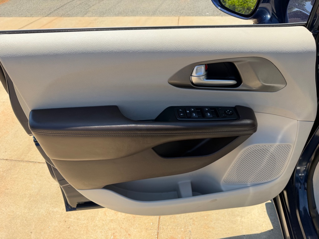 Photo 14 of this CHRYSLER PACIFICA