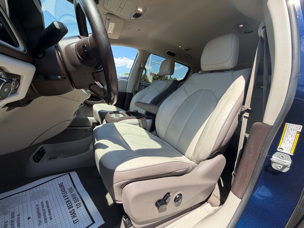Photo 15 of this CHRYSLER PACIFICA