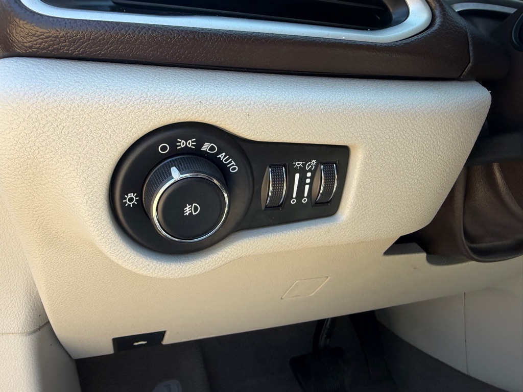 Photo 16 of this CHRYSLER PACIFICA