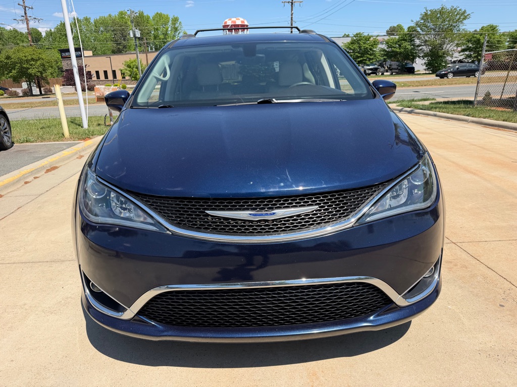 Photo 2 of this CHRYSLER PACIFICA