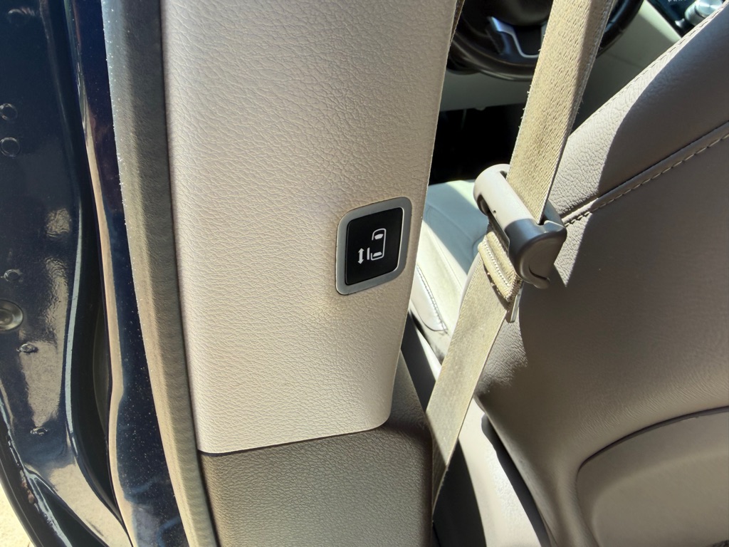 Photo 12 of this CHRYSLER PACIFICA