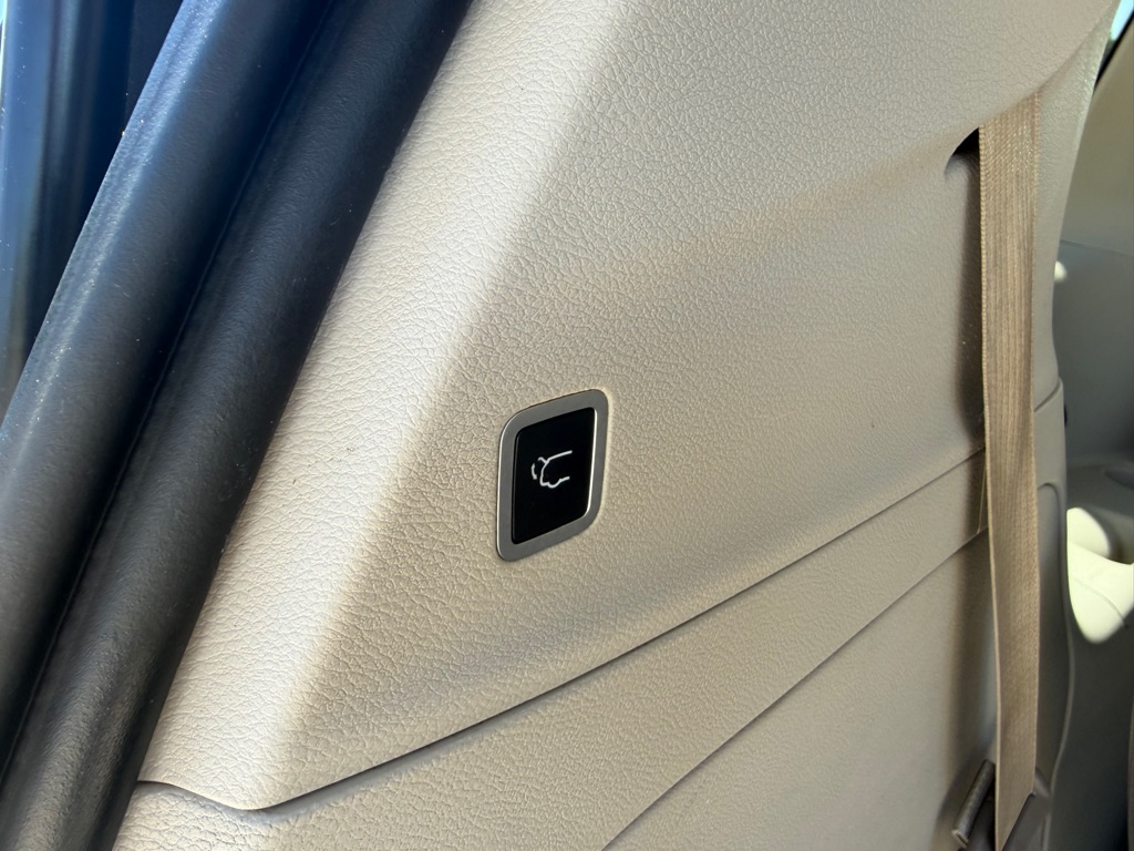 Photo 9 of this CHRYSLER PACIFICA