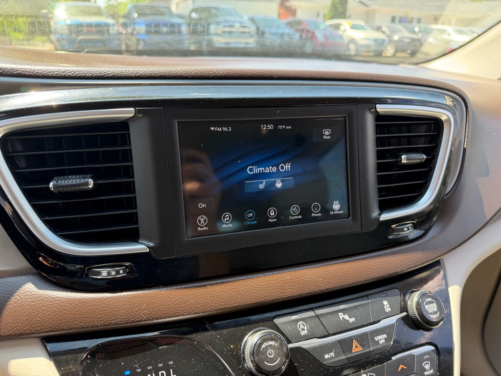 Photo 19 of this CHRYSLER PACIFICA