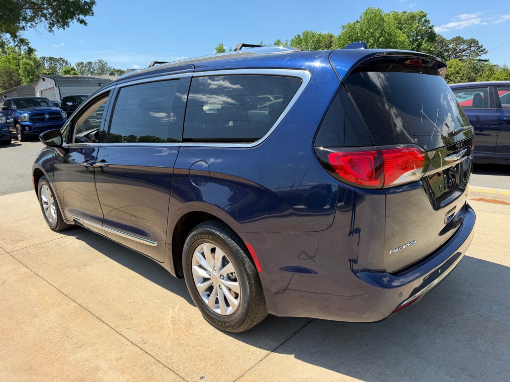 Photo 4 of this CHRYSLER PACIFICA