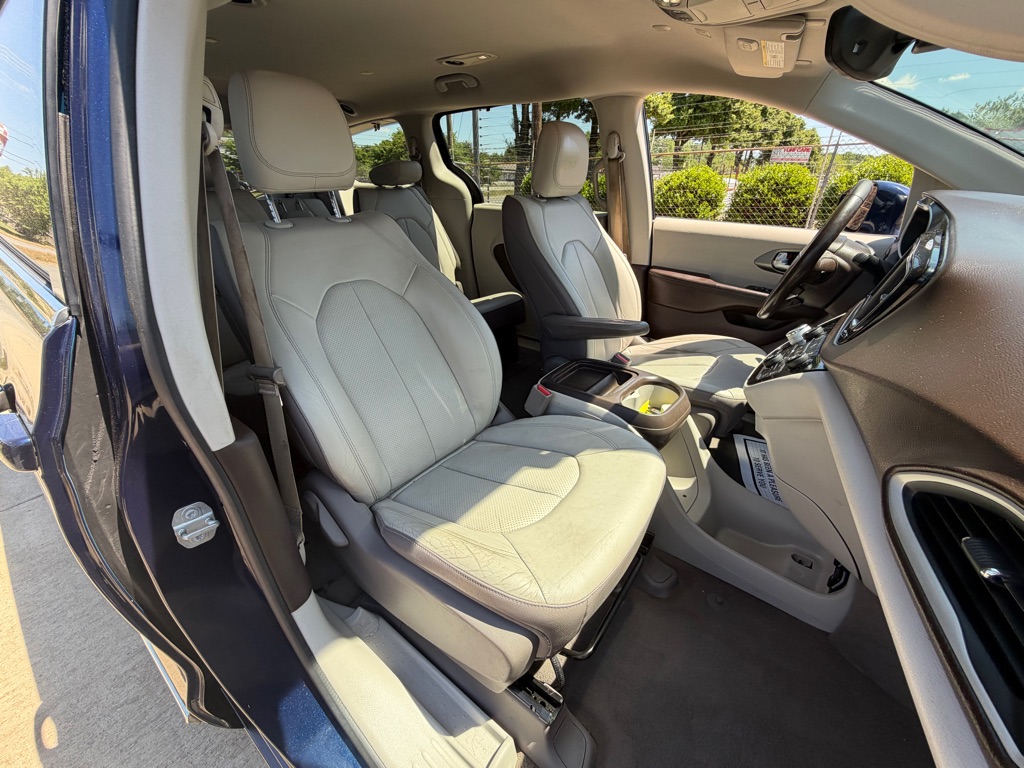 Photo 23 of this CHRYSLER PACIFICA