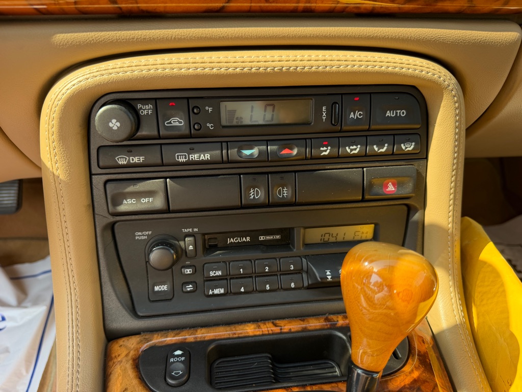 Photo 16 of this JAGUAR XK8