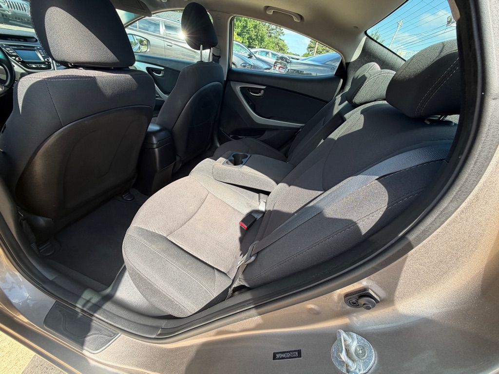 Photo 9 of this HYUNDAI ELANTRA