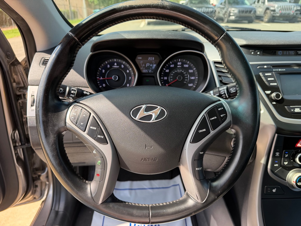 Photo 17 of this HYUNDAI ELANTRA