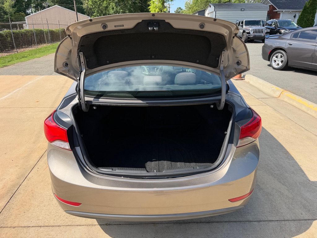 Photo 7 of this HYUNDAI ELANTRA