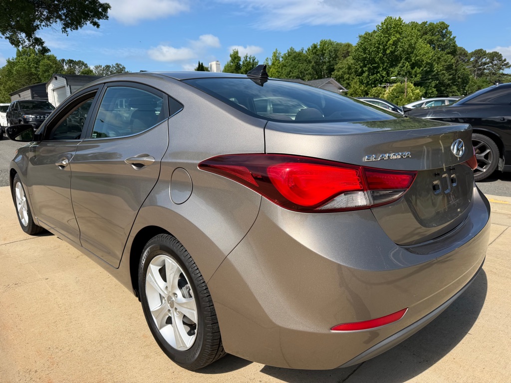 Photo 4 of this HYUNDAI ELANTRA