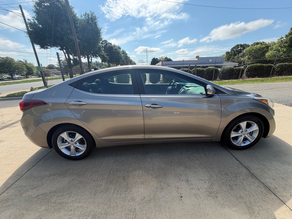 Photo 28 of this HYUNDAI ELANTRA