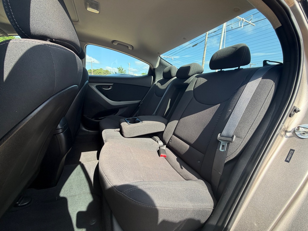 Photo 10 of this HYUNDAI ELANTRA