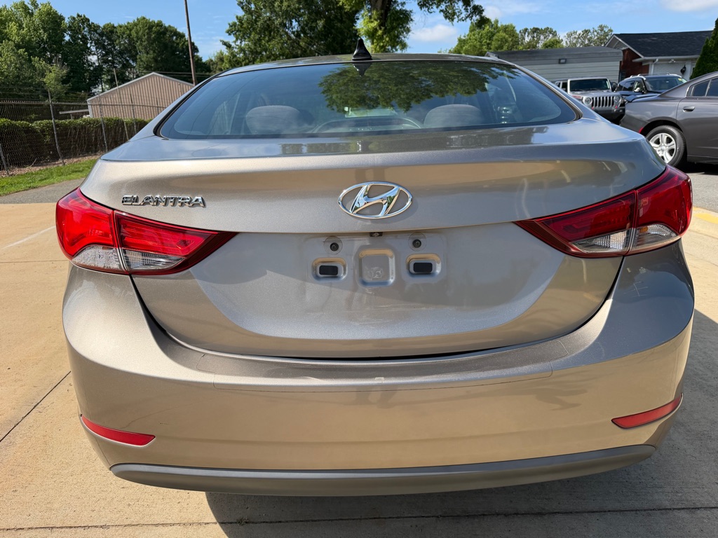 Photo 5 of this HYUNDAI ELANTRA