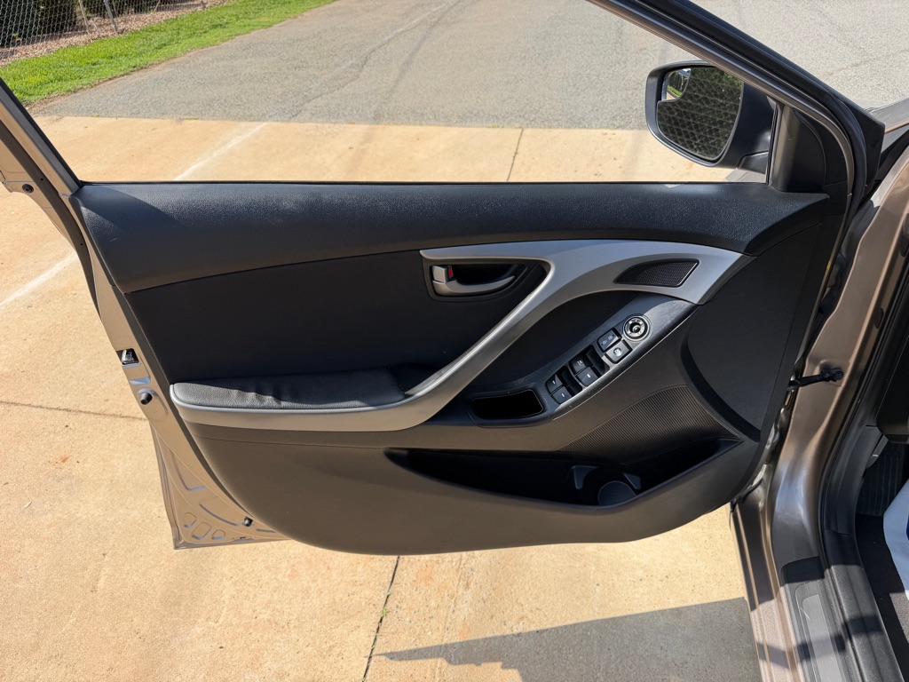 Photo 12 of this HYUNDAI ELANTRA