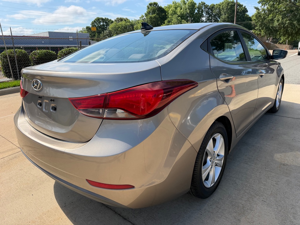 Photo 6 of this HYUNDAI ELANTRA