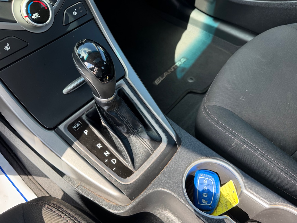 Photo 22 of this HYUNDAI ELANTRA