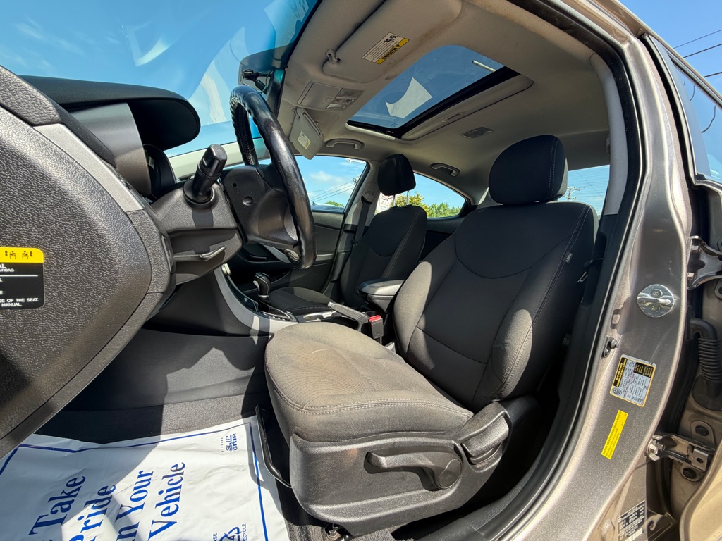 Photo 14 of this HYUNDAI ELANTRA