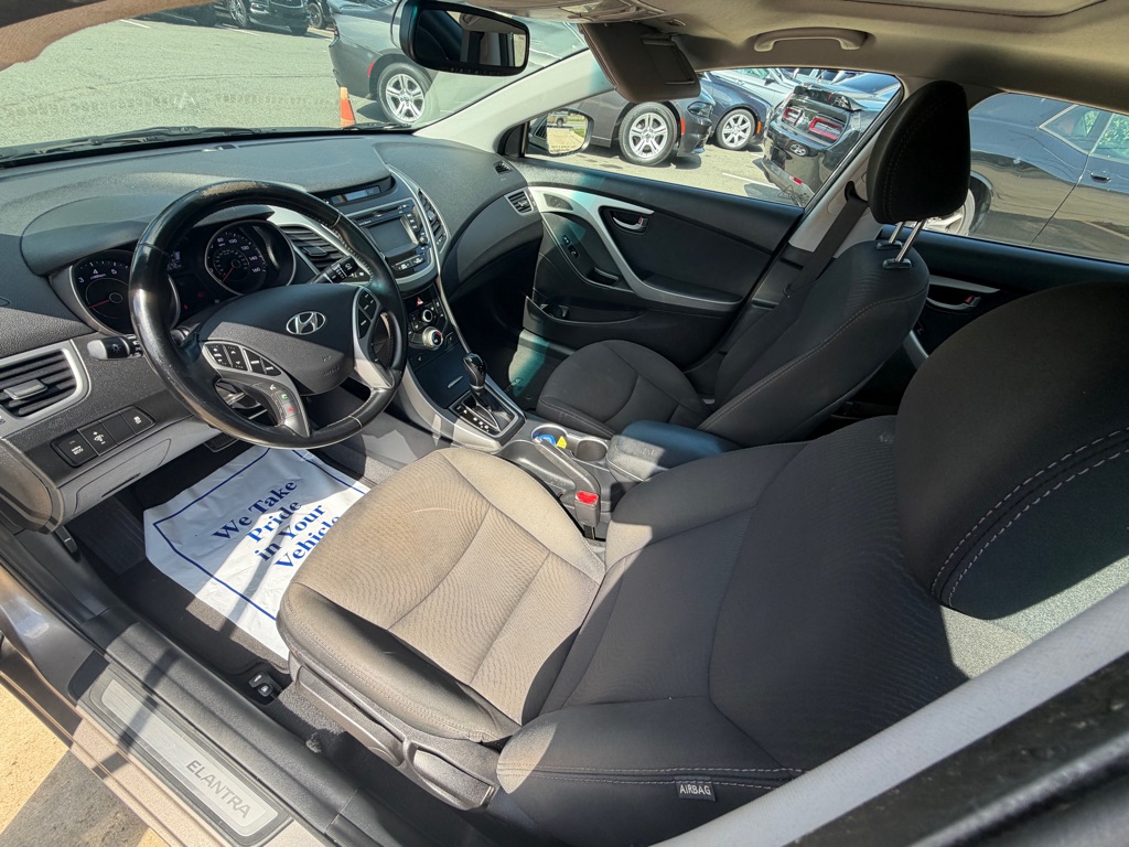 Photo 13 of this HYUNDAI ELANTRA