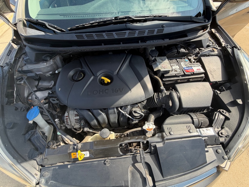 Photo 25 of this HYUNDAI ELANTRA