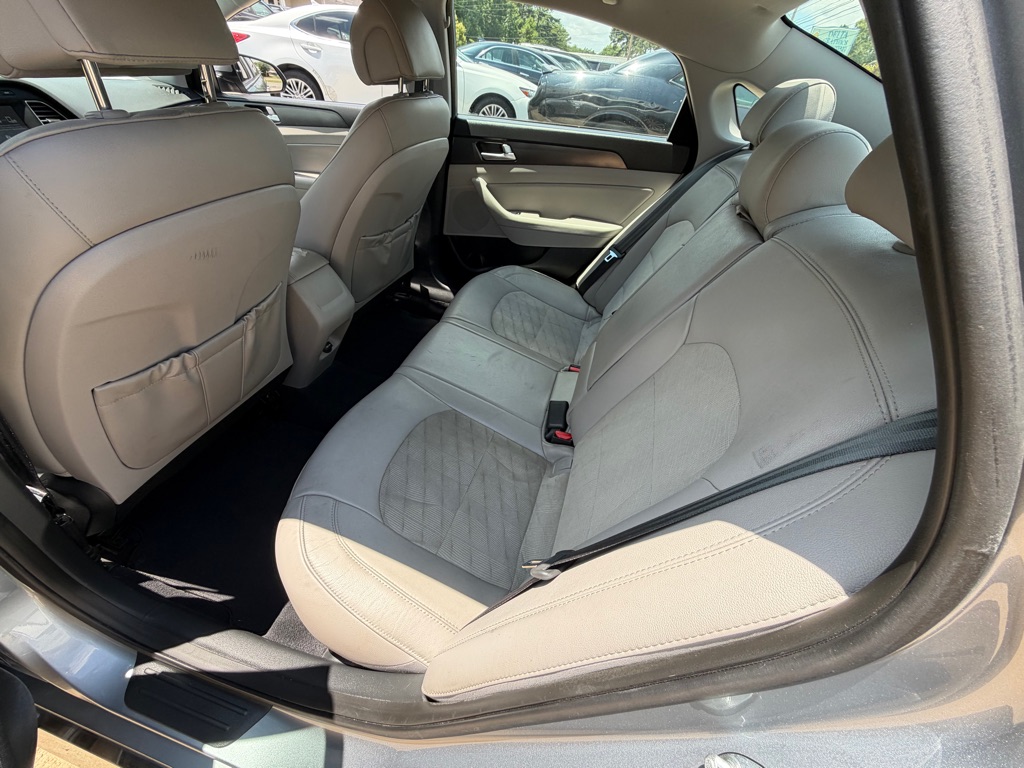 Photo 9 of this HYUNDAI SONATA