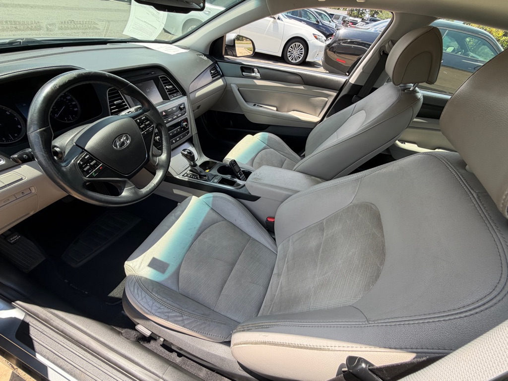 Photo 11 of this HYUNDAI SONATA