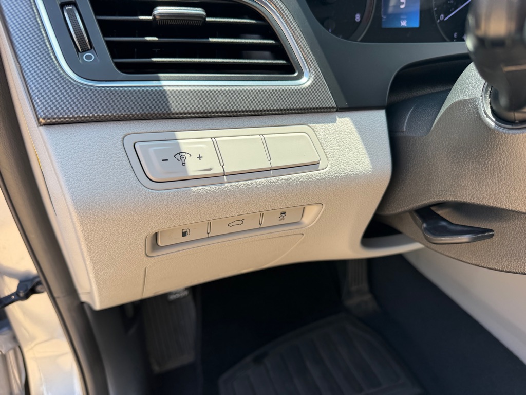 Photo 14 of this HYUNDAI SONATA