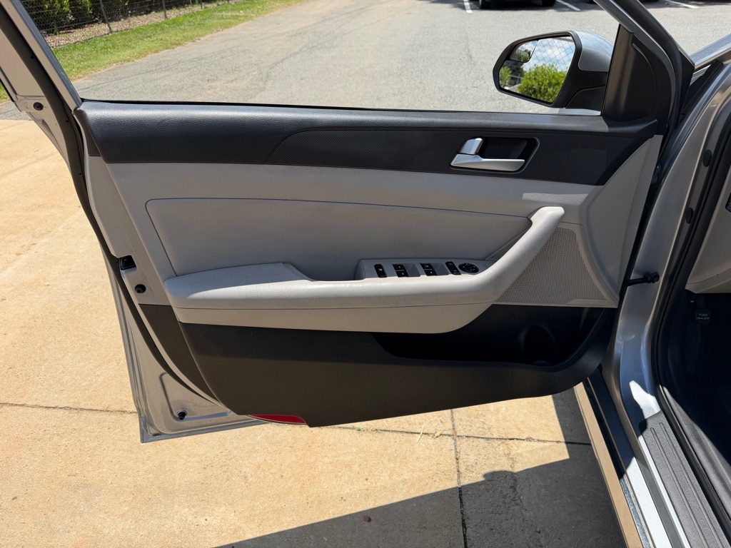 Photo 13 of this HYUNDAI SONATA
