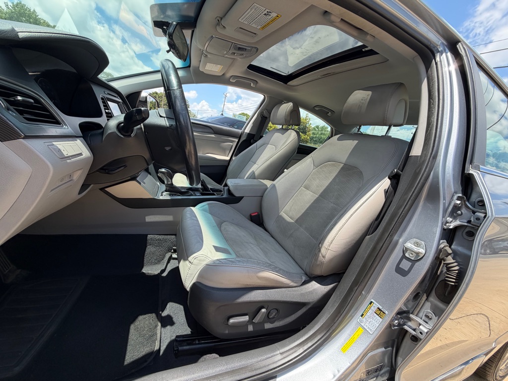 Photo 12 of this HYUNDAI SONATA