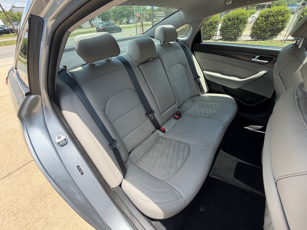 Photo 25 of this HYUNDAI SONATA