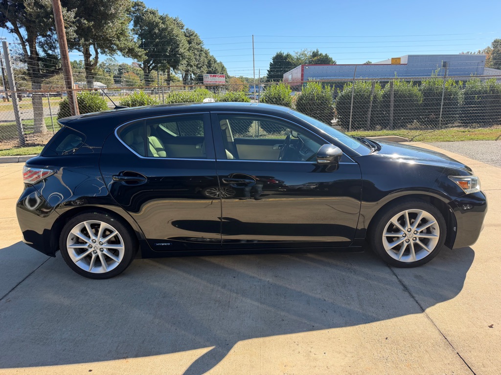 Photo 24 of this LEXUS CT