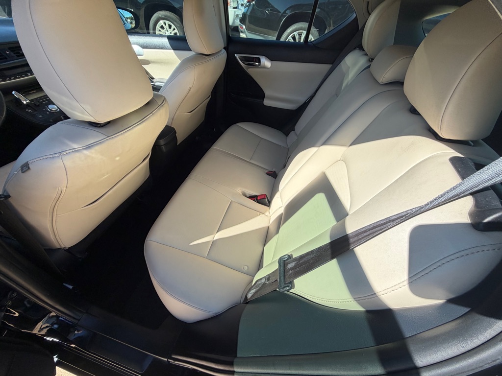 Photo 9 of this LEXUS CT