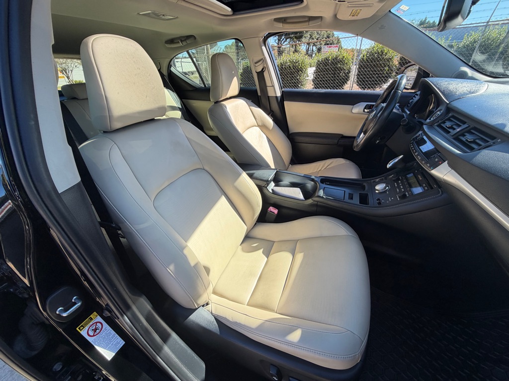 Photo 22 of this LEXUS CT