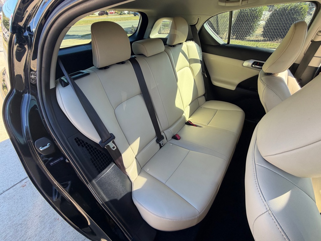 Photo 23 of this LEXUS CT
