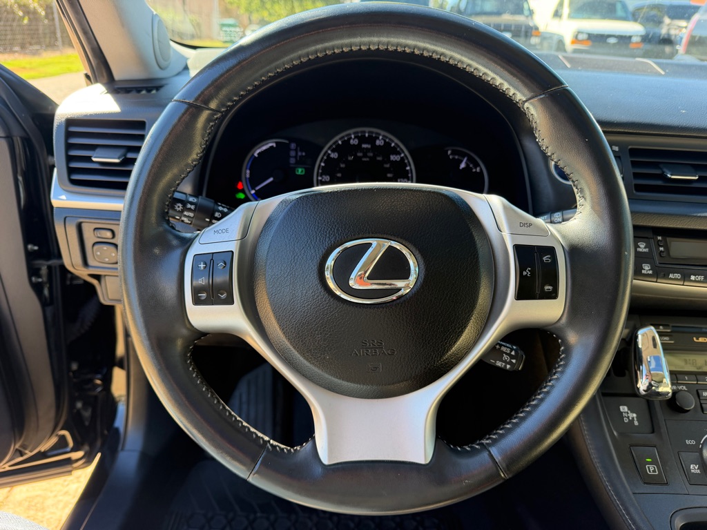 Photo 15 of this LEXUS CT