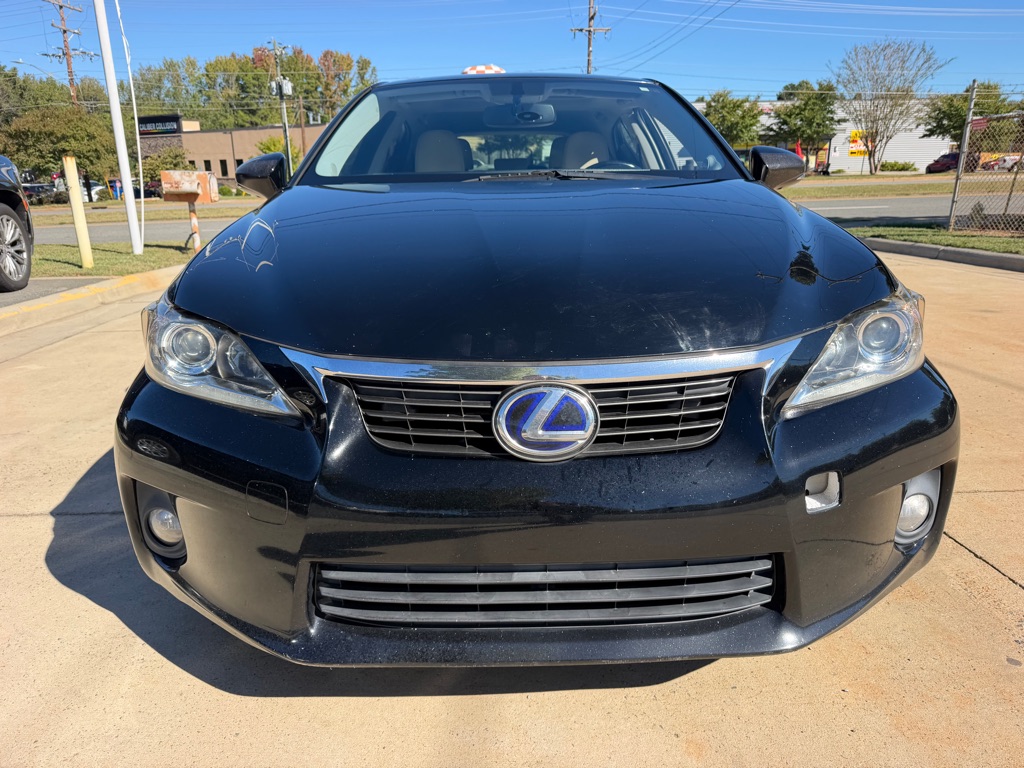 Photo 2 of this LEXUS CT