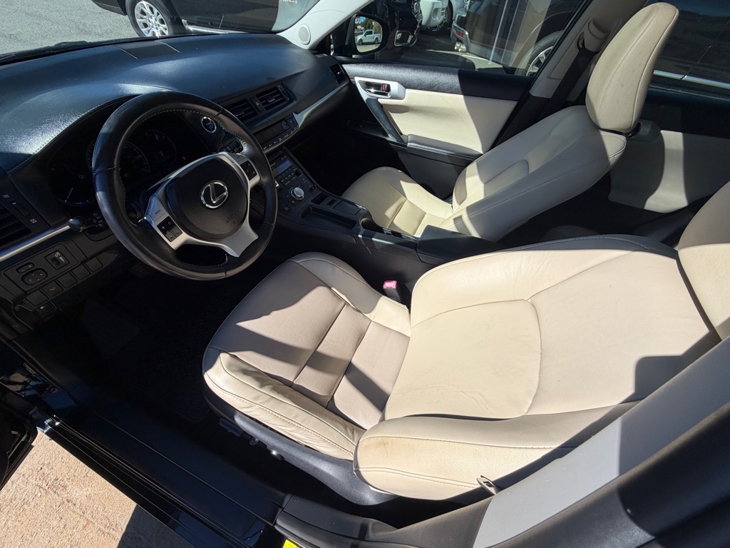Photo 11 of this LEXUS CT