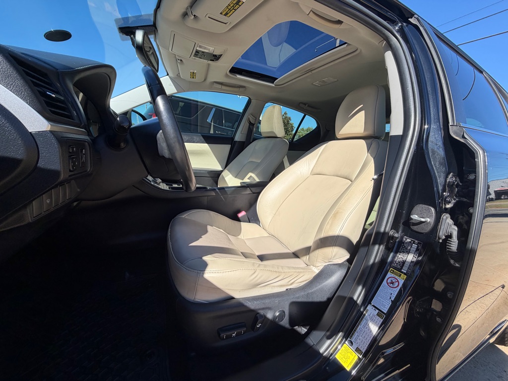 Photo 12 of this LEXUS CT