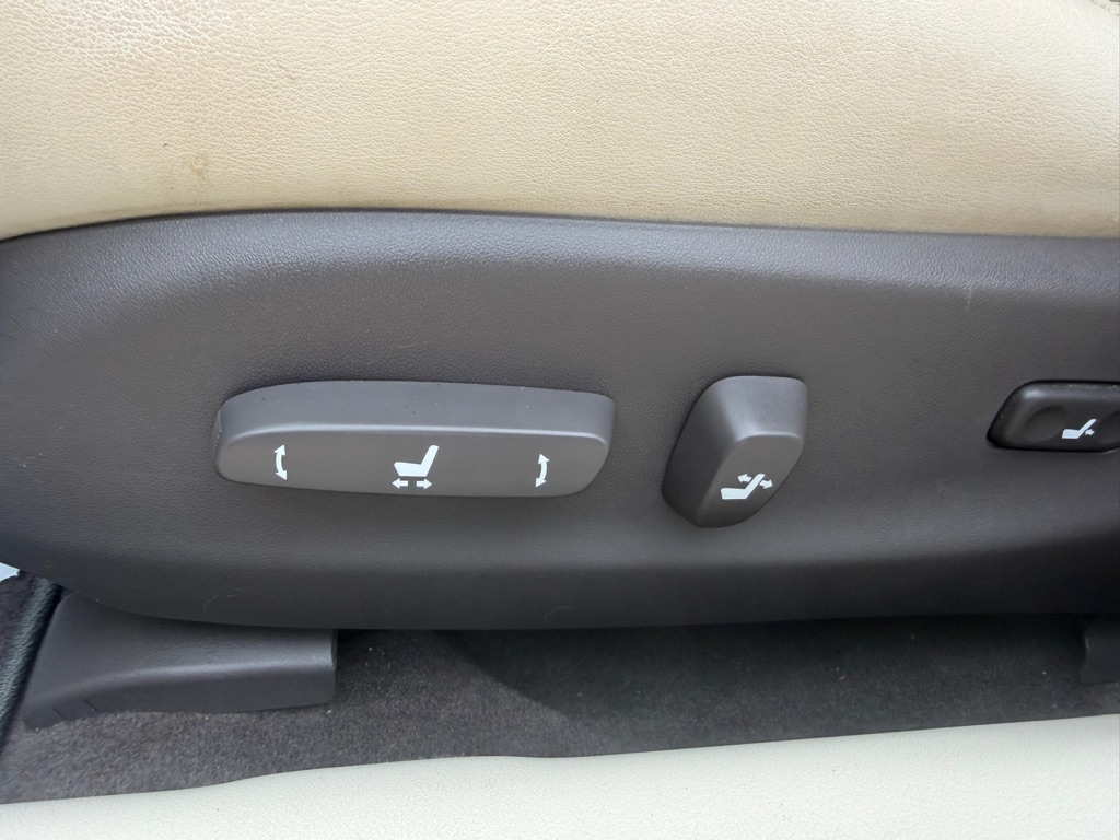 Photo 14 of this LEXUS IS