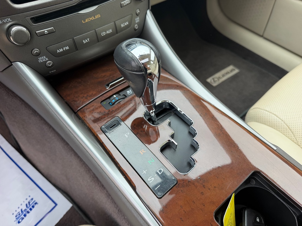 Photo 19 of this LEXUS IS