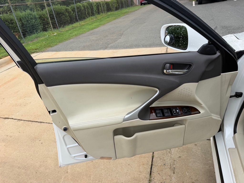 Photo 11 of this LEXUS IS