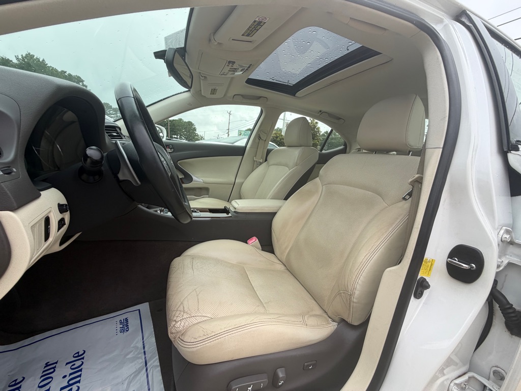 Photo 13 of this LEXUS IS