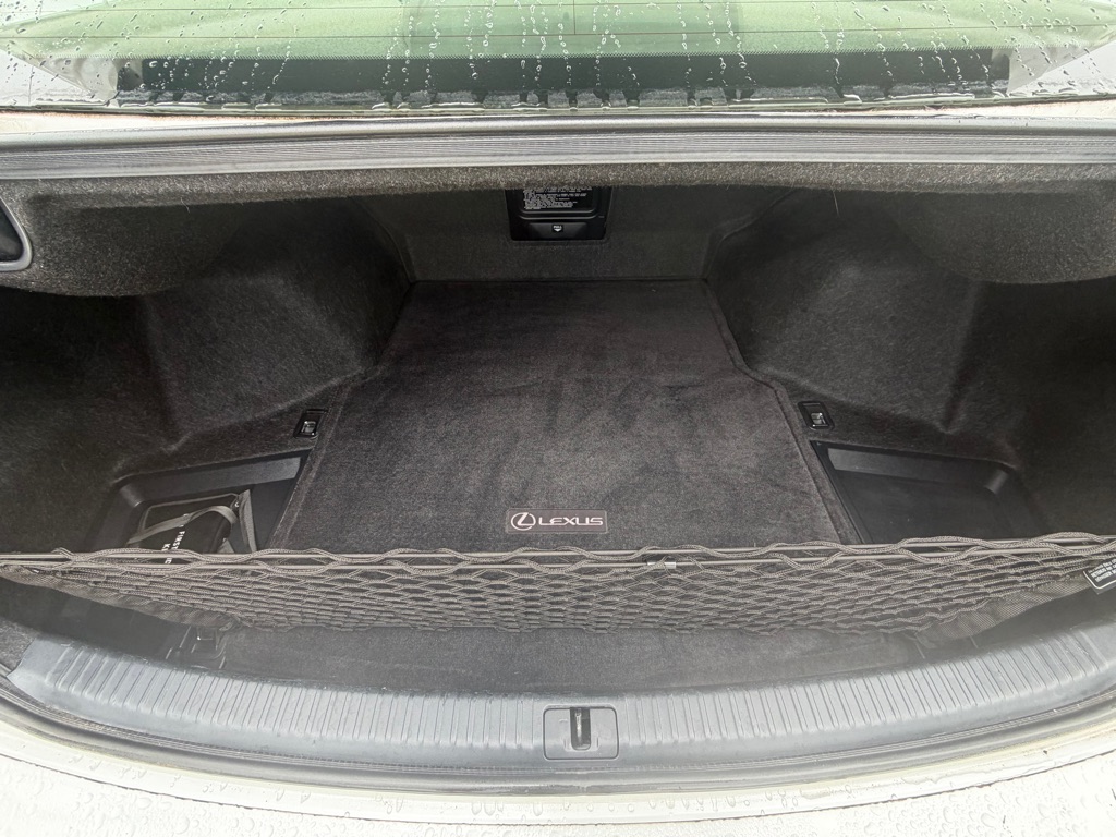 Photo 8 of this LEXUS IS
