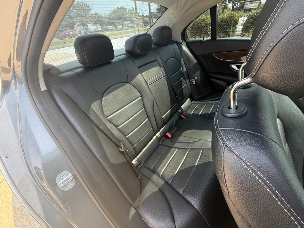 Photo 24 of this MERCEDES-BENZ C-CLASS
