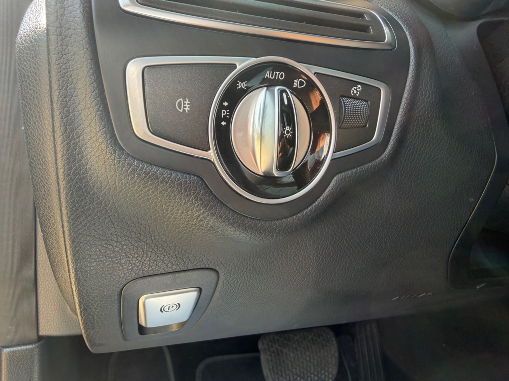 Photo 15 of this MERCEDES-BENZ C-CLASS