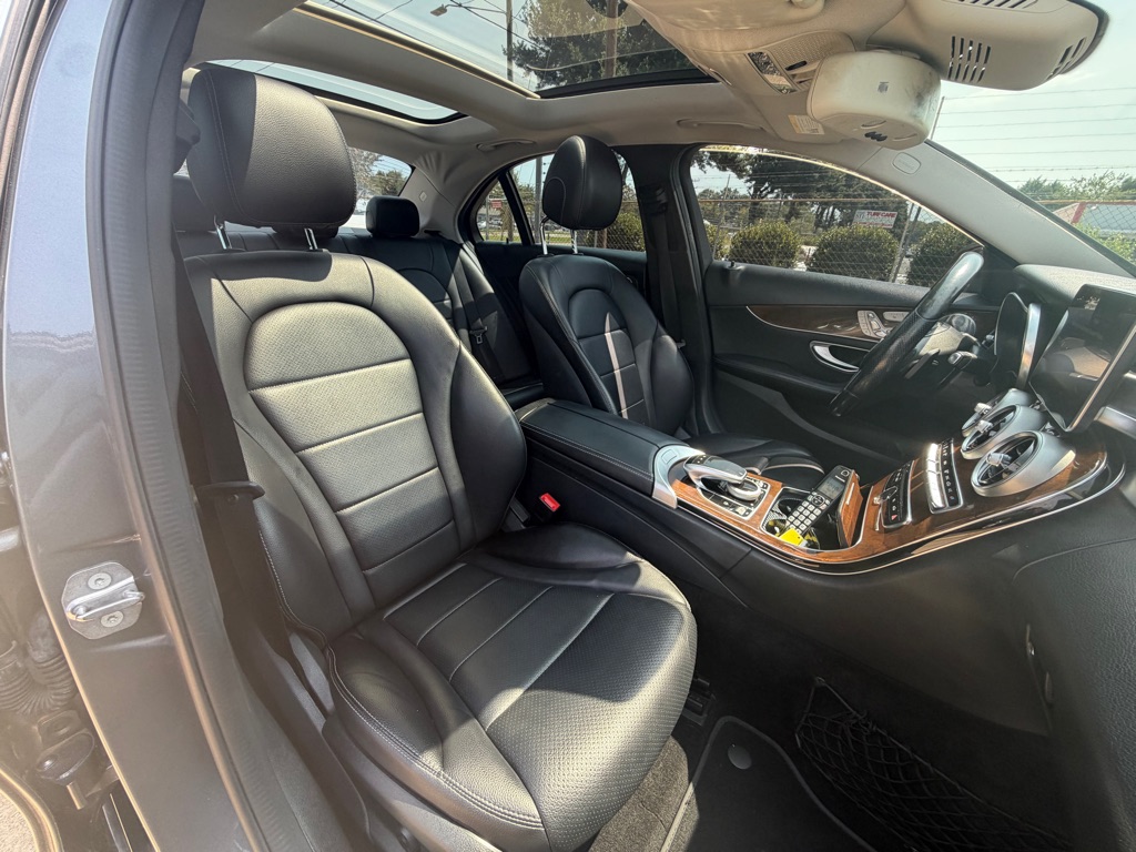 Photo 23 of this MERCEDES-BENZ C-CLASS