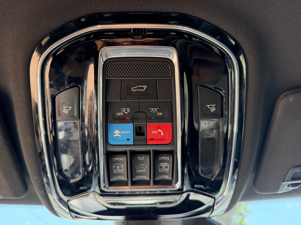 Photo 30 of this JEEP GRAND CHEROKEE